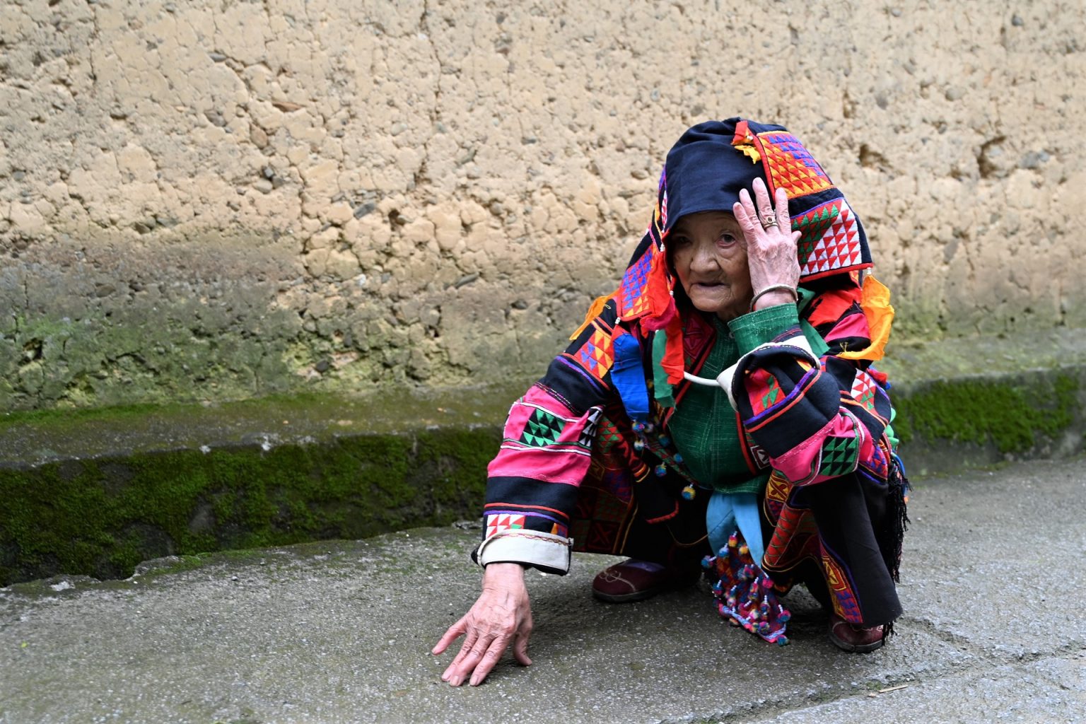 old-women-in-Lolo-village